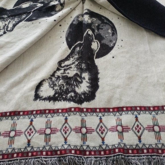 HANDMADE ALPACA WOOL REVERSIBLE HOWLING WOLF  HOODED PONCHO - Picture 3 of 6